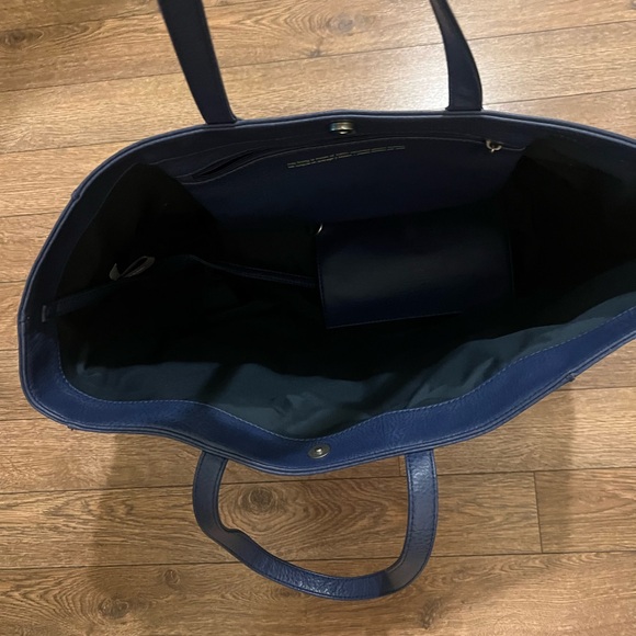 Matt and Nat Overnight Bag, with Pouch - Picture 4 of 4